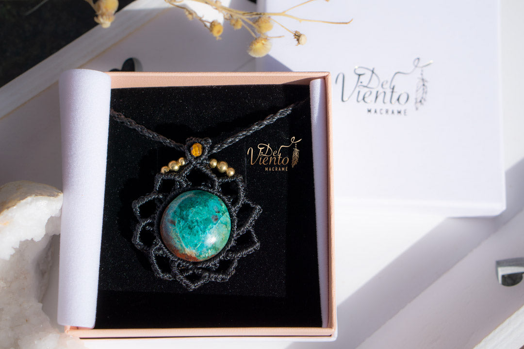 RESERVADO para Nika | Mandala de macramé con Atardecer de Sonora (Crisocola & Cuprita)
