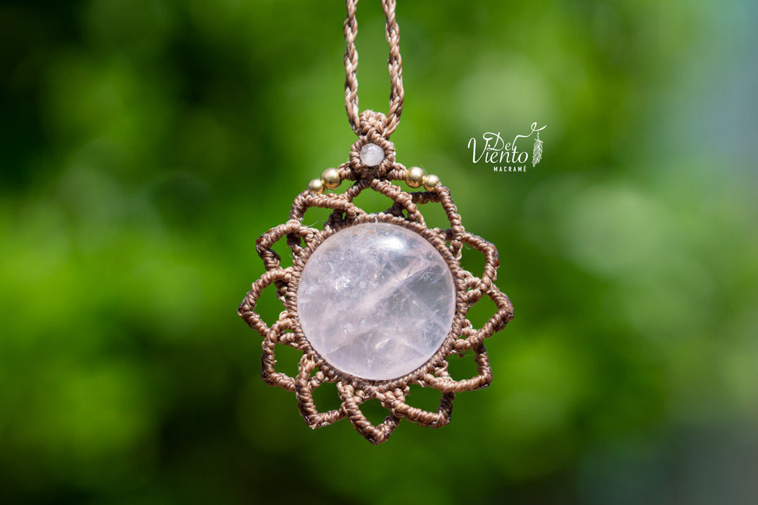 Mandala de macramé SUKHA con Cuarzo rosa