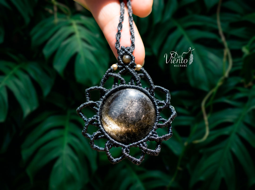 Mandala de macramé SUKHA con Obsidiana Dorada