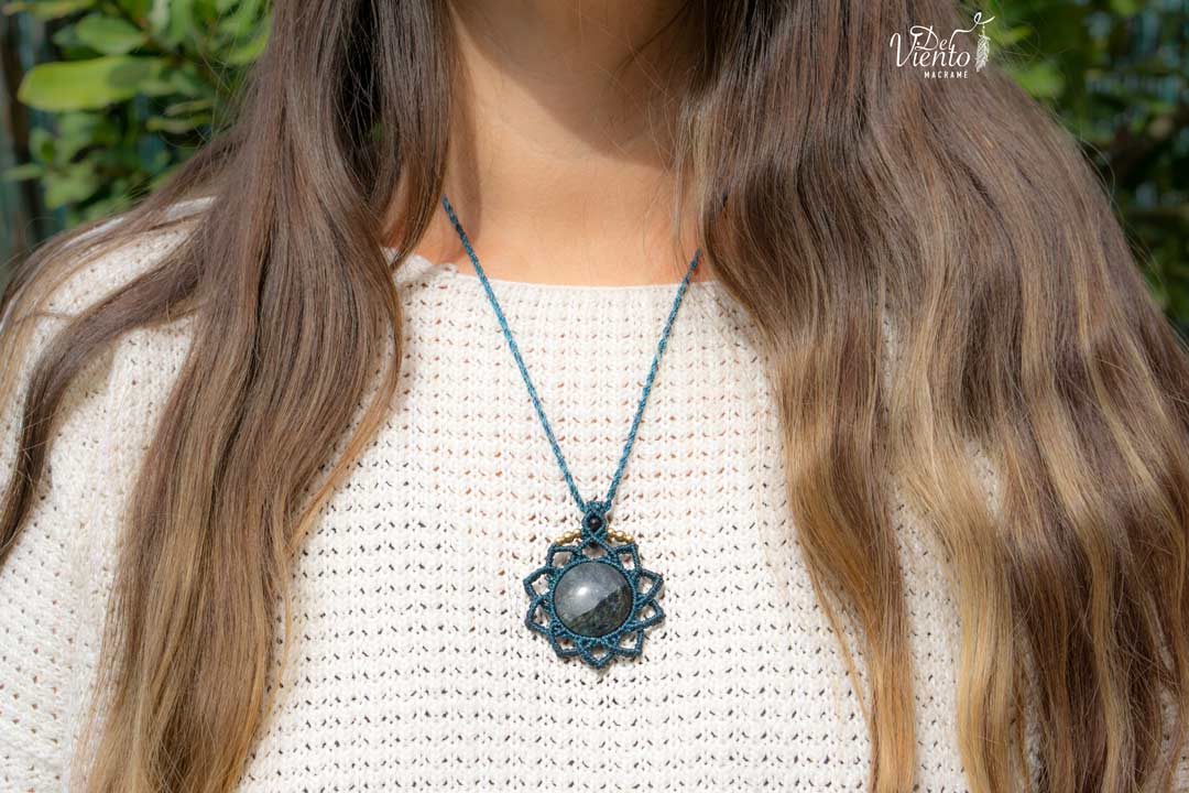 Mandala de macramé SUKHA con Obsidiana Manto huichol