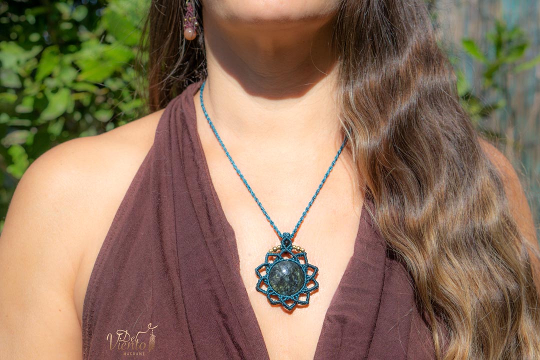 Mandala de macramé SUKHA con Obsidiana Manto huichol
