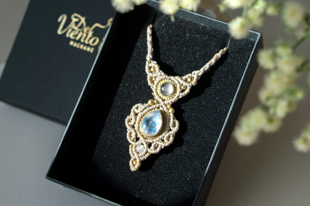 Colgante Mini GEA con Piedra Luna y Cuarzo