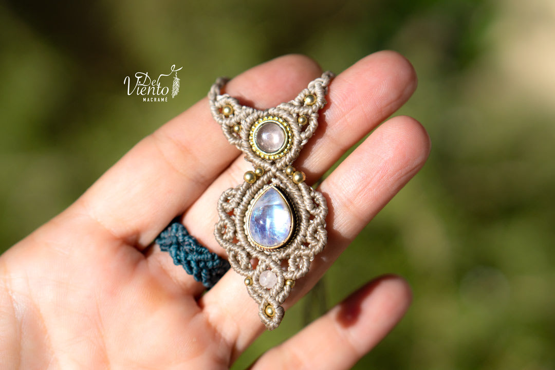 Colgante Mini GEA con Piedra Luna y Cuarzo