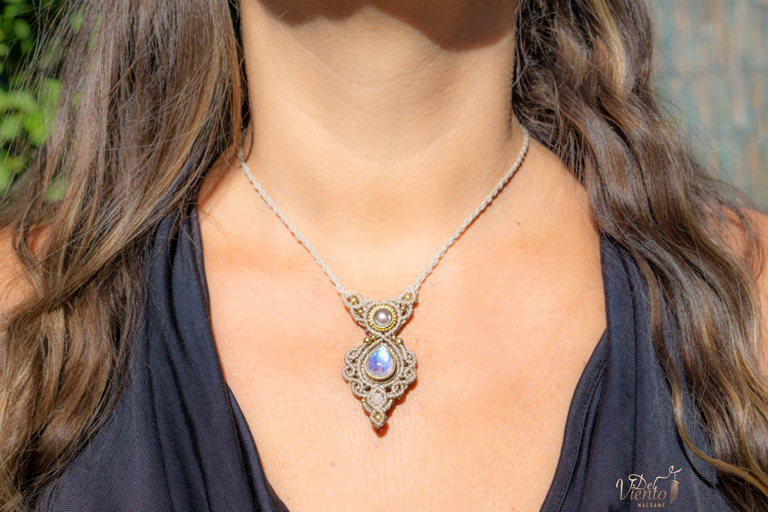 Colgante Mini GEA con Piedra Luna y Cuarzo