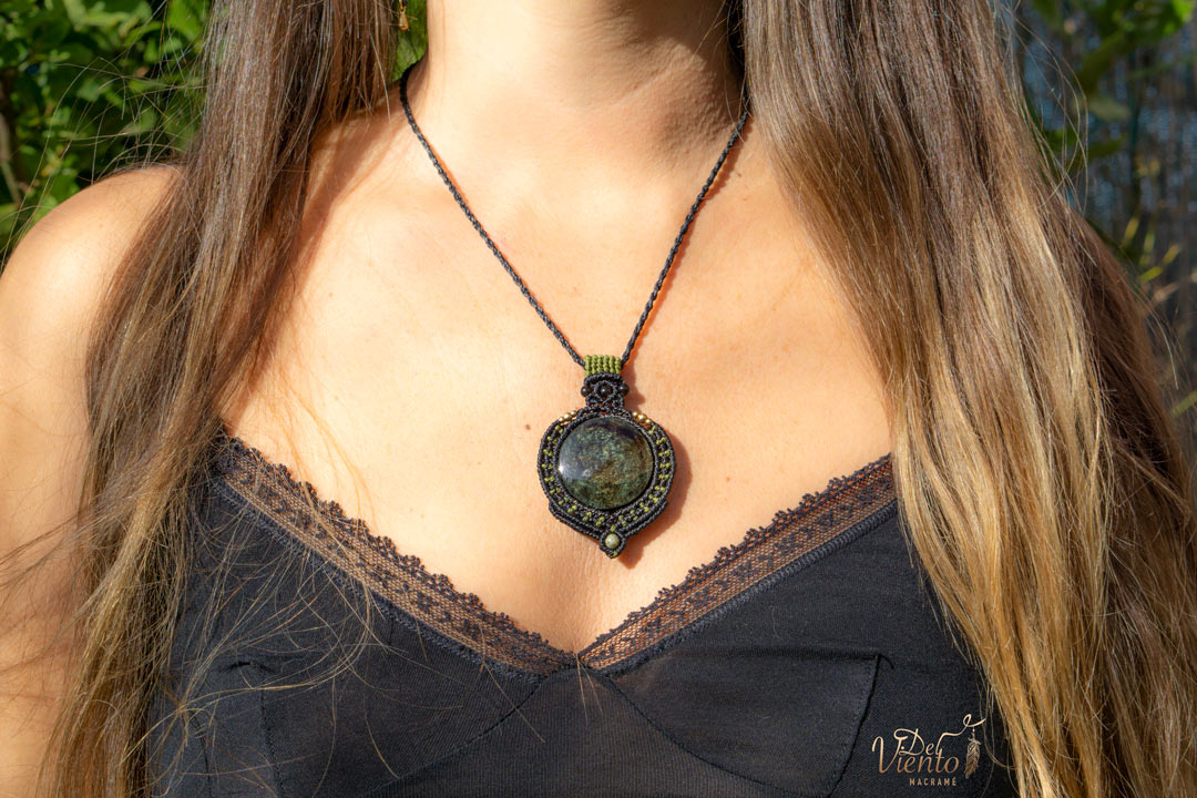Collar con Obsidiana Manto huichol