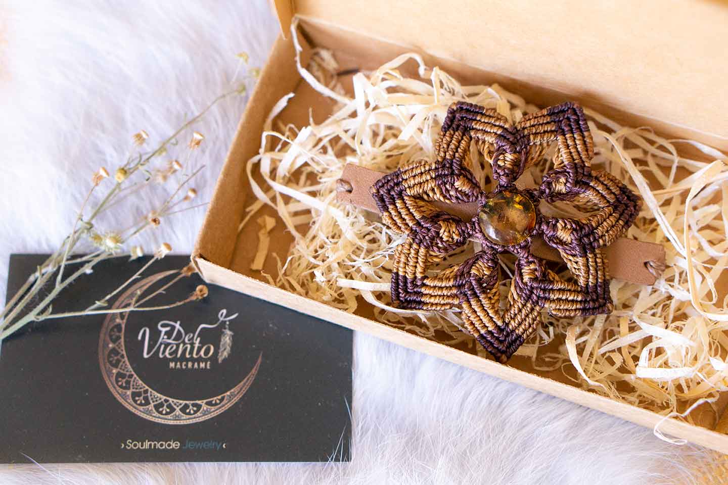 Pasador Mandala de macramé con Ámbar