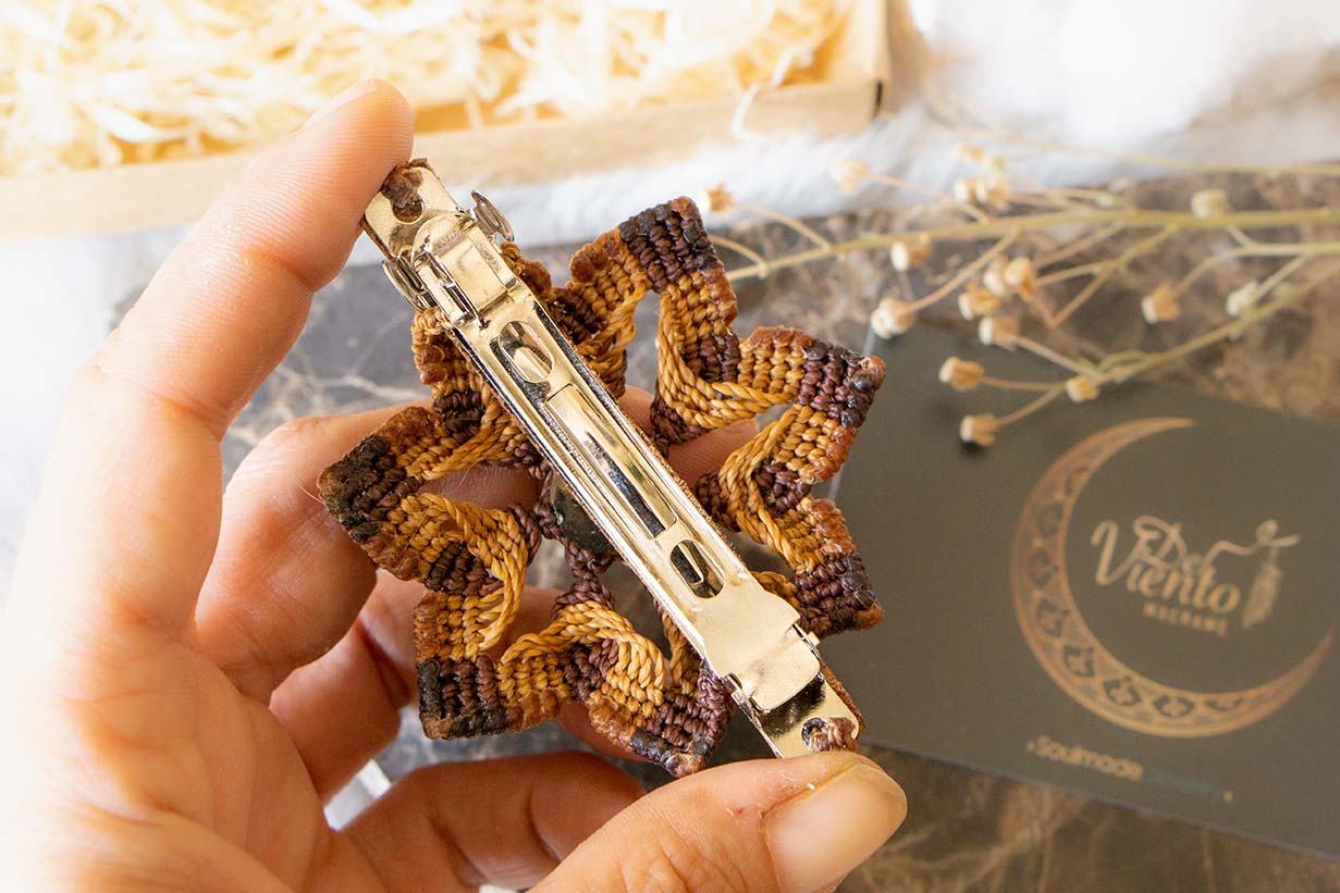 Pasador Mandala de macramé con Ámbar