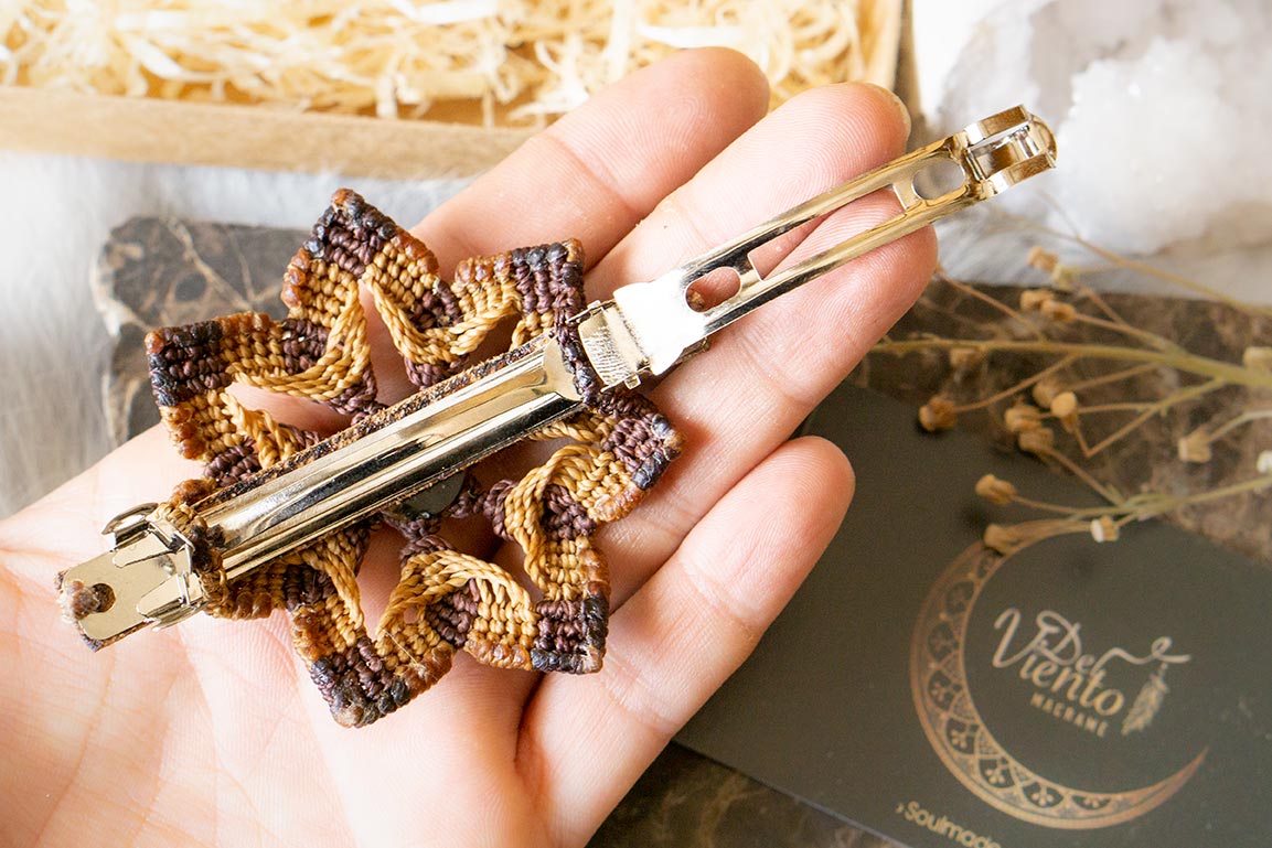 Pasador Mandala de macramé con Ámbar