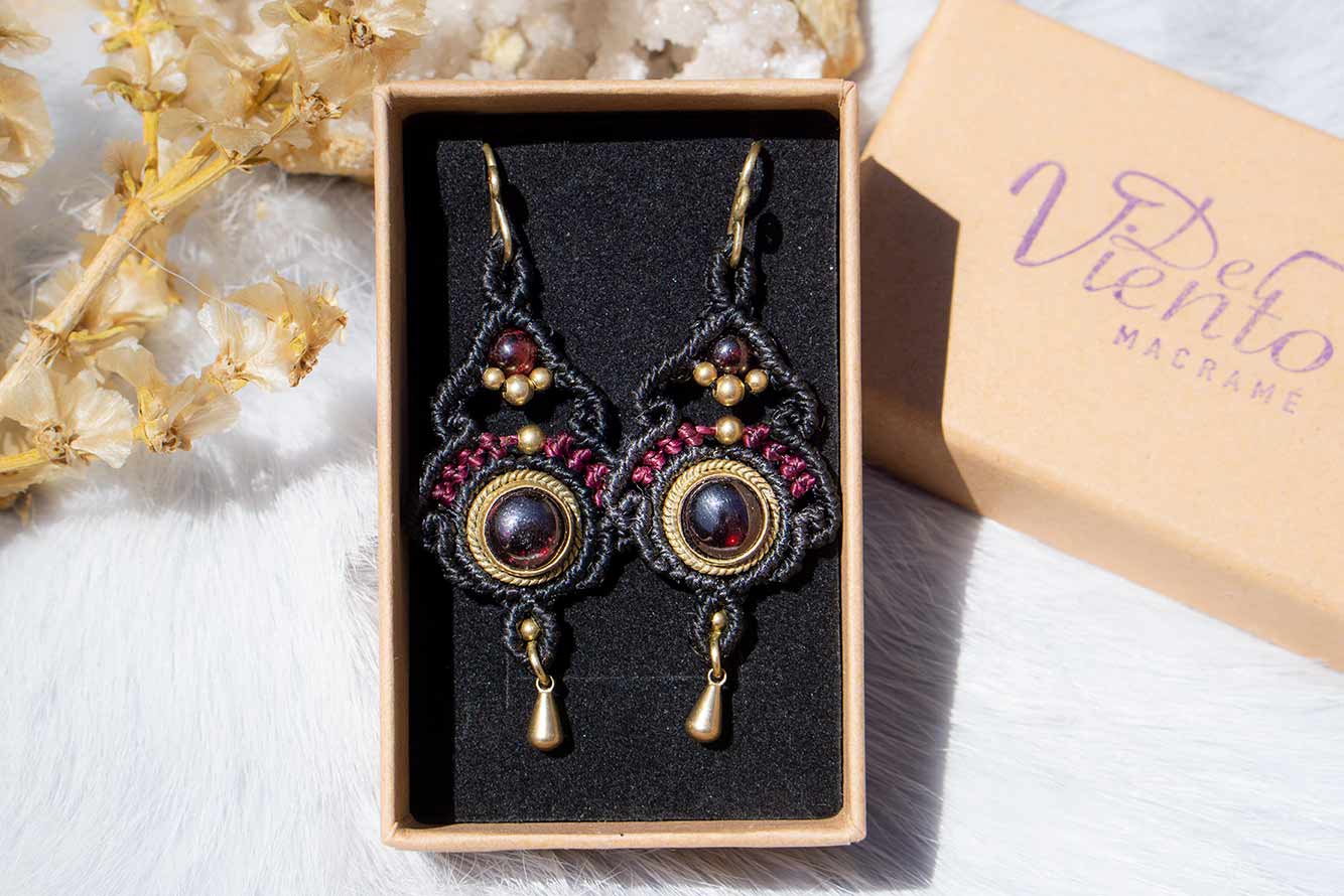 "Reservados para María" Pendientes de macrame negro con Granate