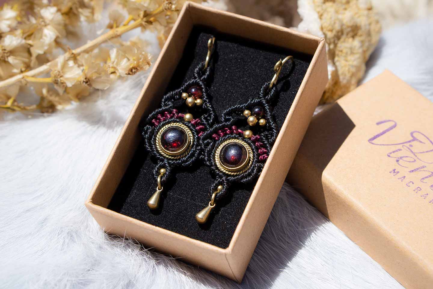 "Reservados para María" Pendientes de macrame negro con Granate