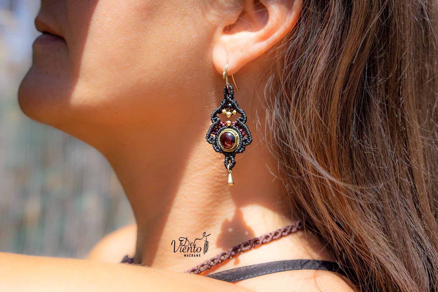 "Reservados para María" Pendientes de macrame negro con Granate