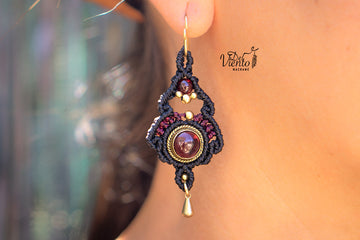 "Reservados para María" Pendientes de macrame negro con Granate