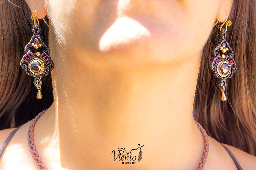 "Reservados para María" Pendientes de macrame negro con Granate
