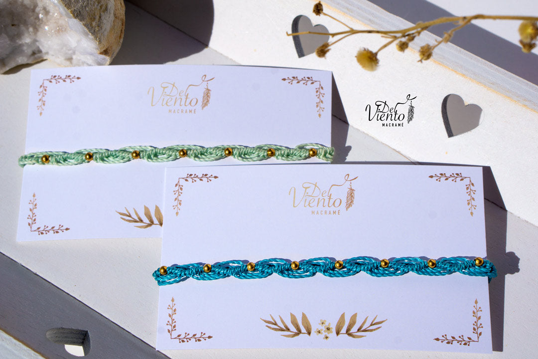 Pulseras de macrame con detalles dorados