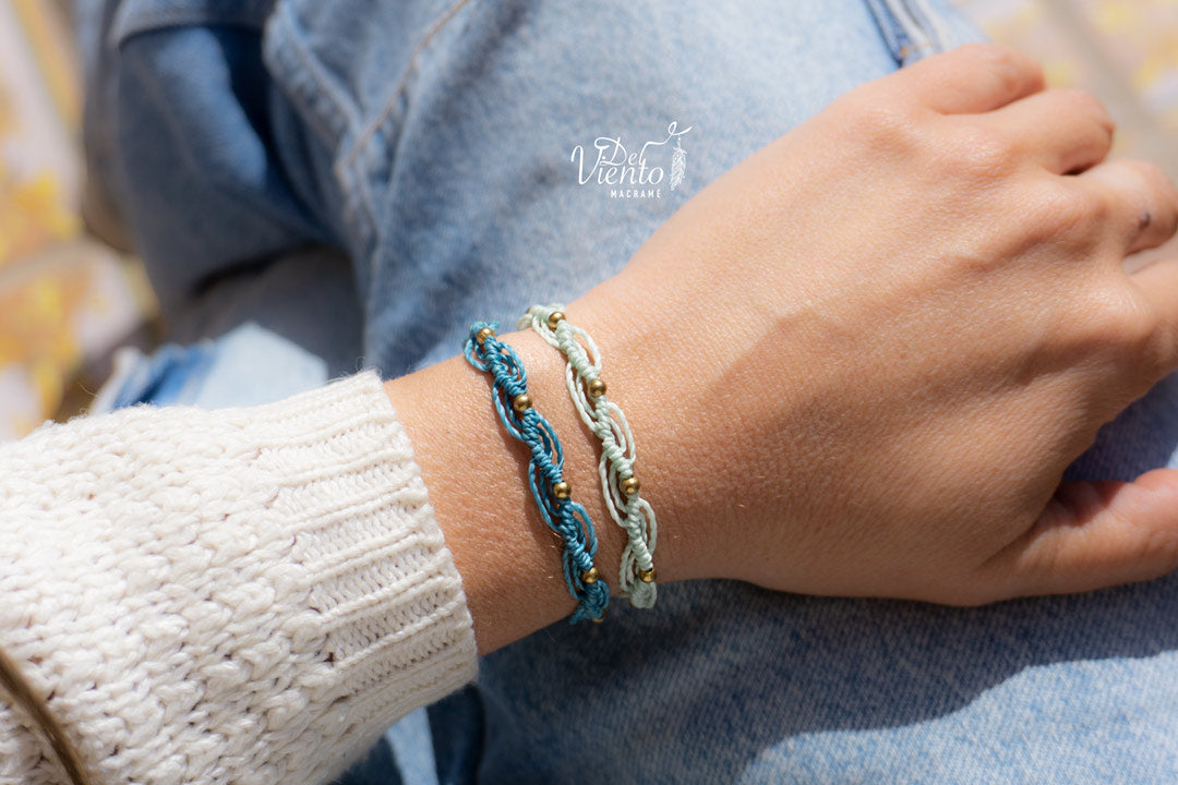 Pulseras de macrame con detalles dorados