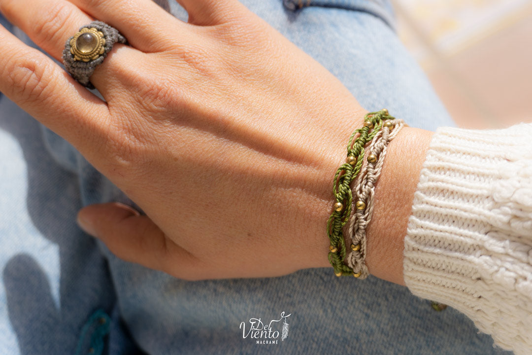 Pulseras de macrame con detalles dorados