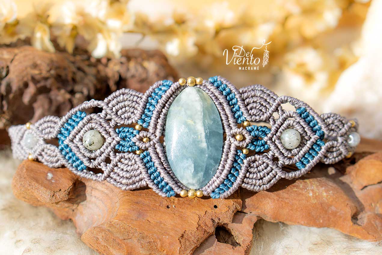 “Reservada para Carmen” Pulsera de macramé en gris con Onix Cielo