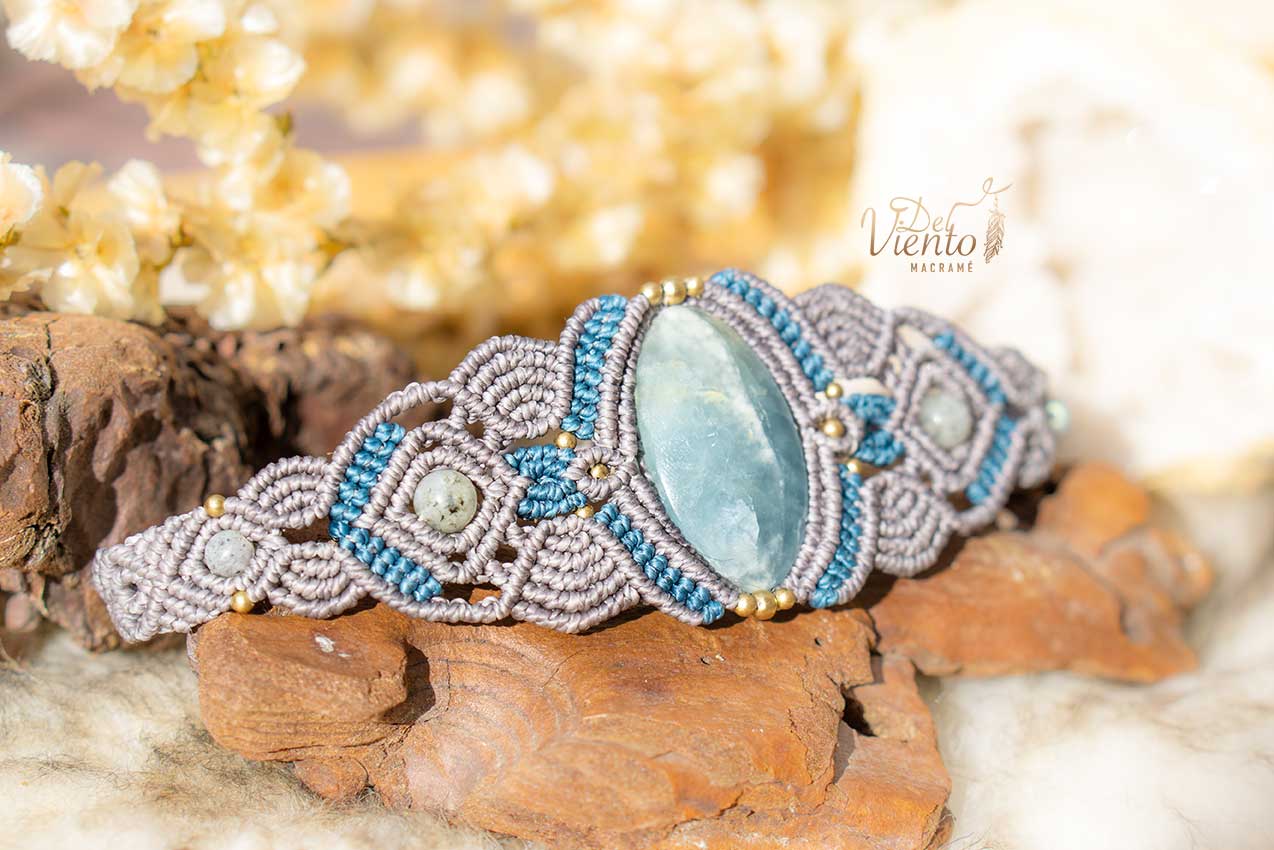 “Reservada para Carmen” Pulsera de macramé en gris con Onix Cielo