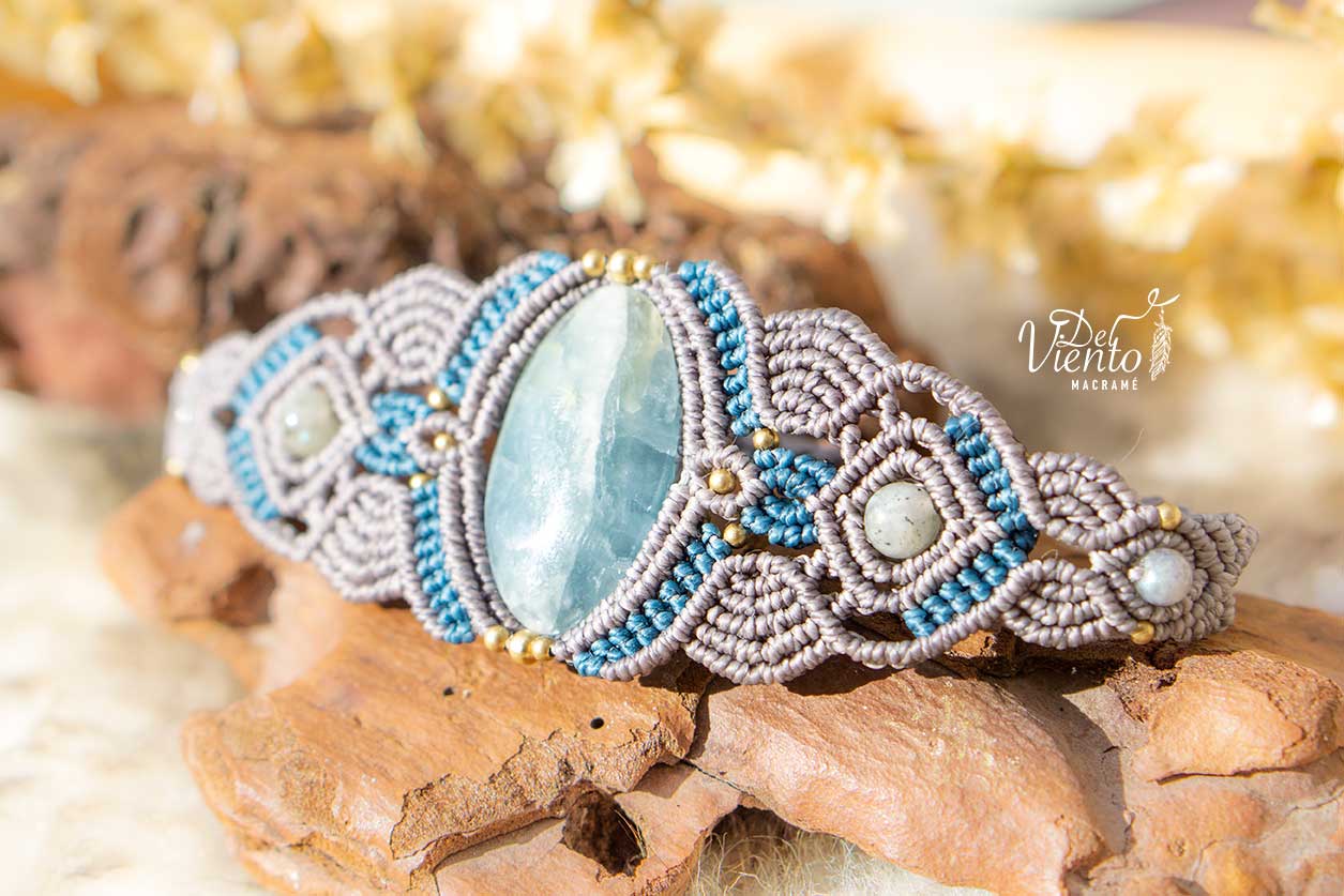 “Reservada para Carmen” Pulsera de macramé en gris con Onix Cielo