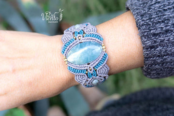 “Reservada para Carmen” Pulsera de macramé en gris con Onix Cielo