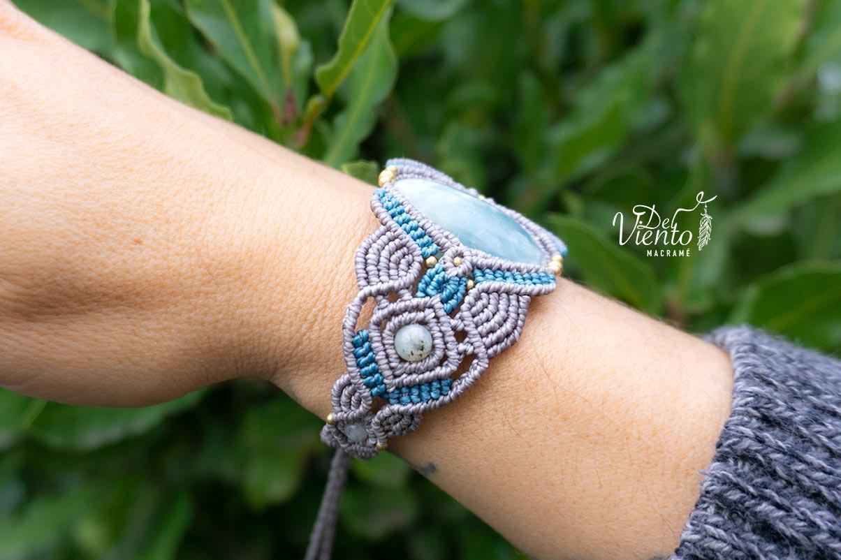 “Reservada para Carmen” Pulsera de macramé en gris con Onix Cielo