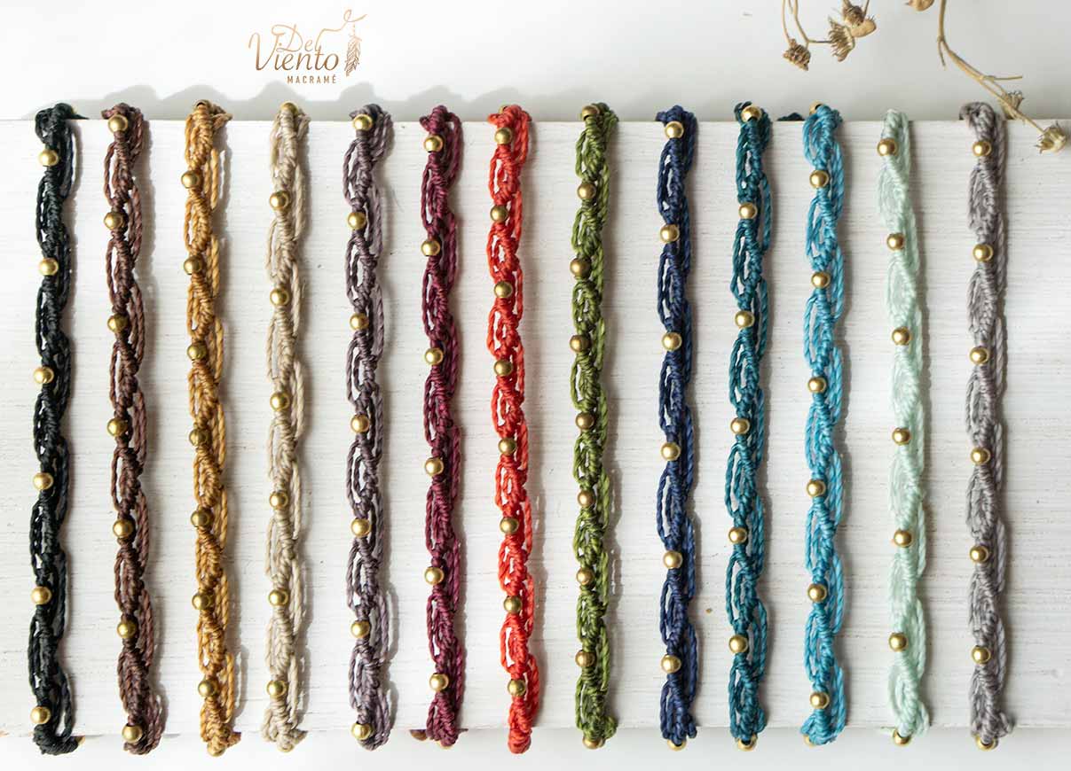 Pulseras de macrame con detalles dorados