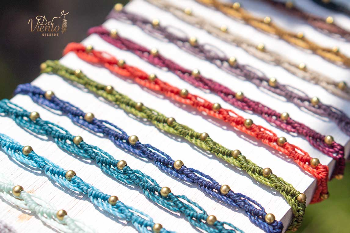 Pulseras de macrame con detalles dorados
