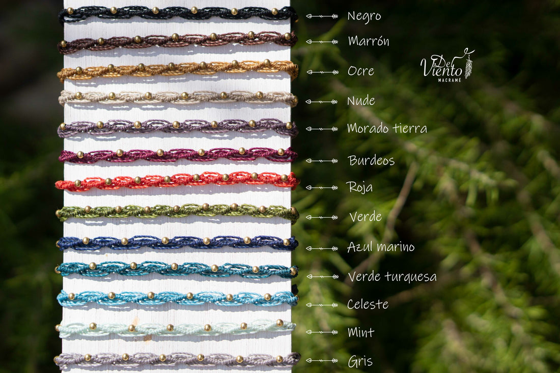 Pulseras de macrame con detalles dorados