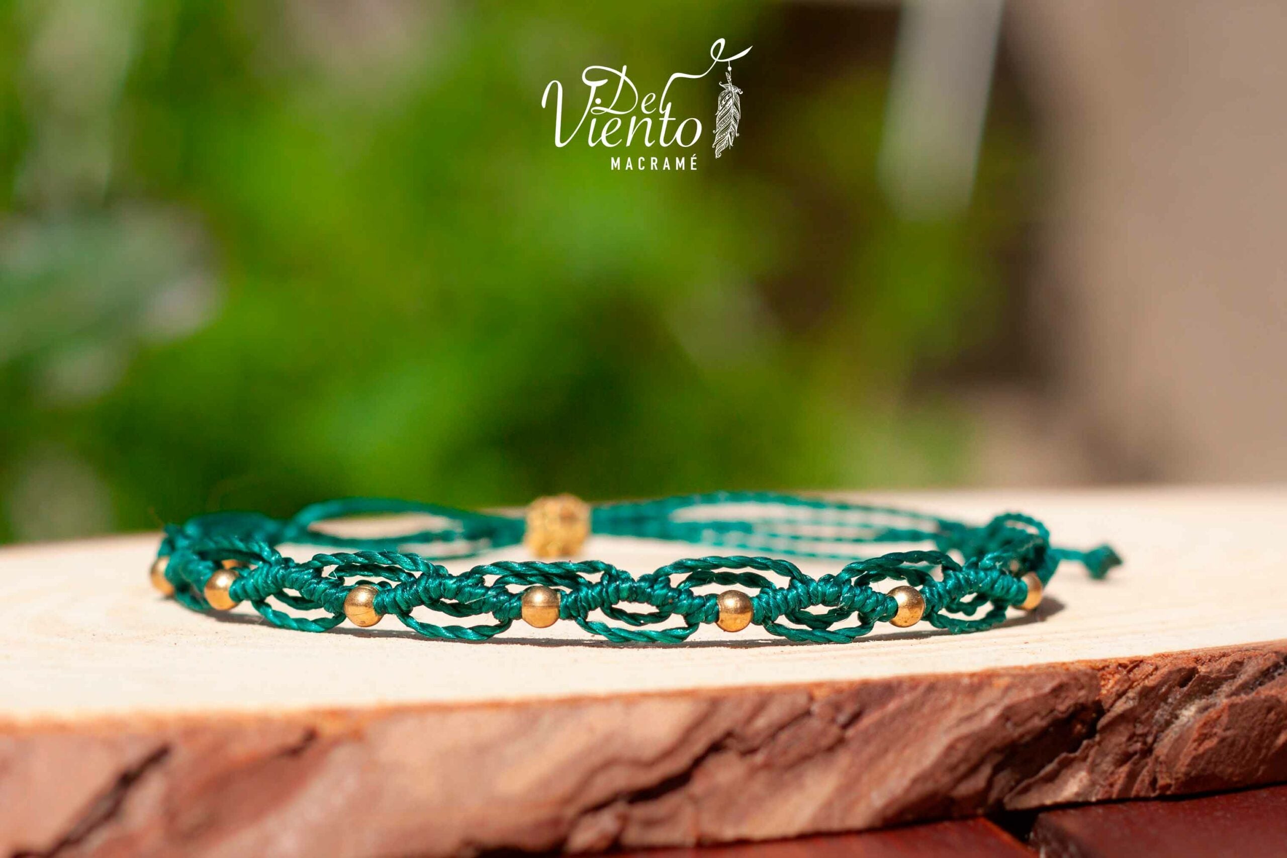 Pulseras de macrame con detalles dorados