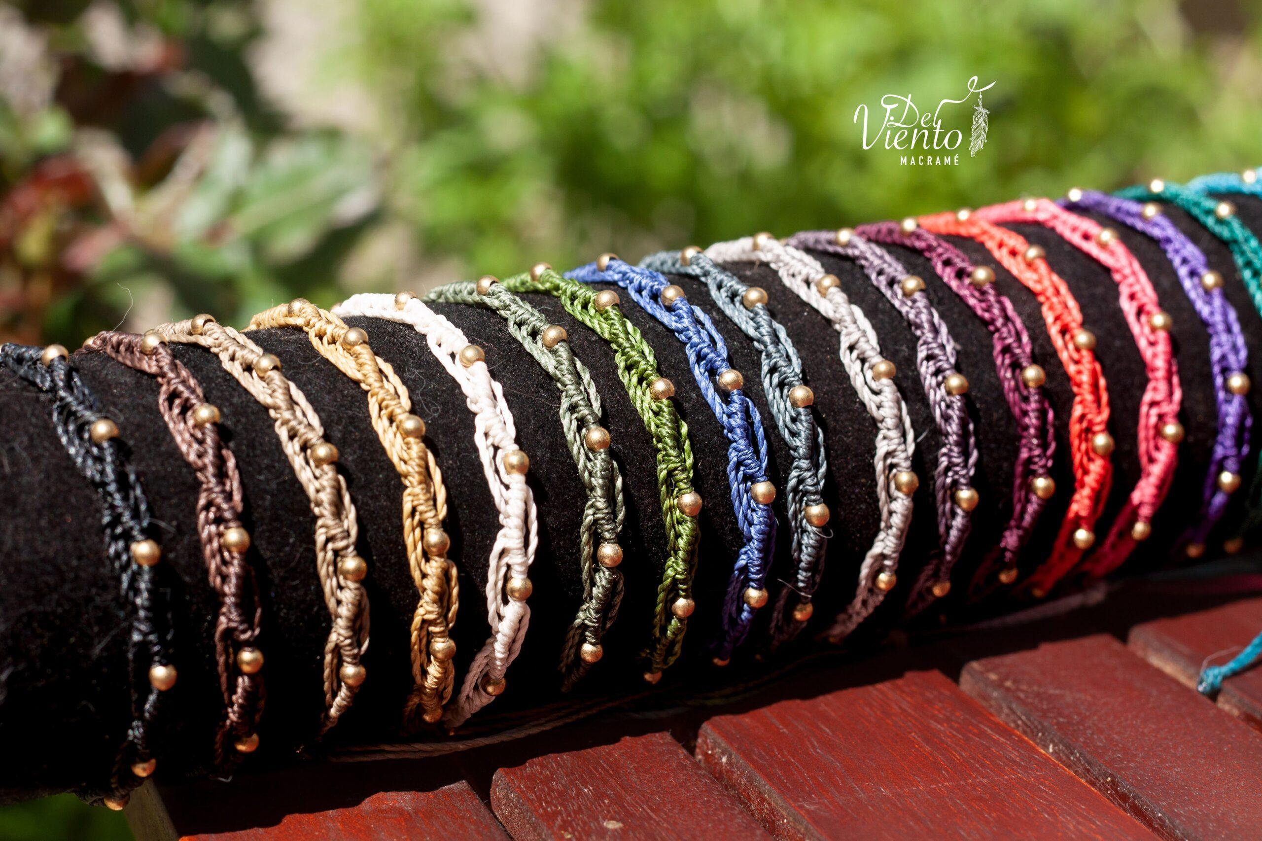 Pulseras de macrame con detalles dorados