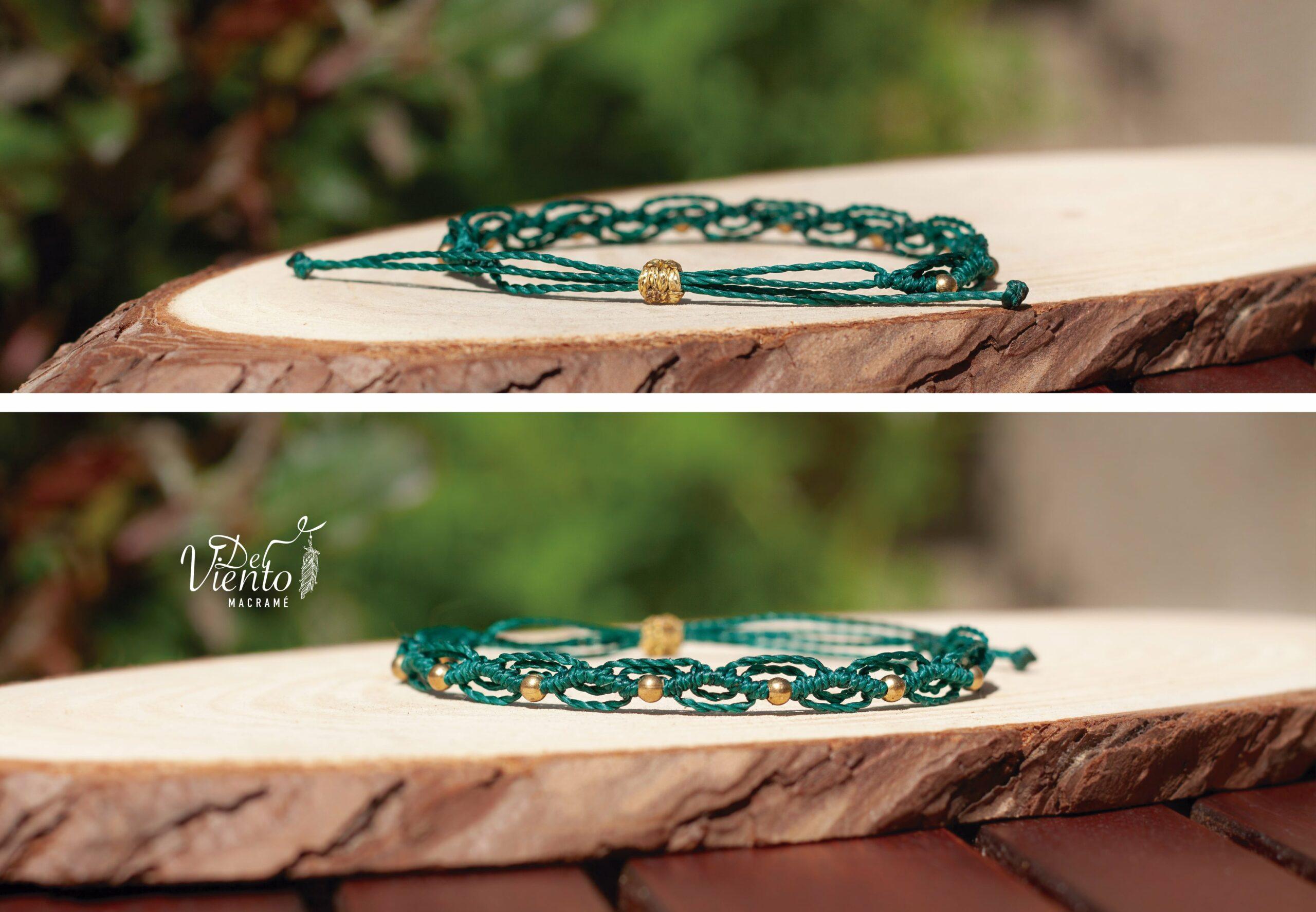 Pulseras de macrame con detalles dorados