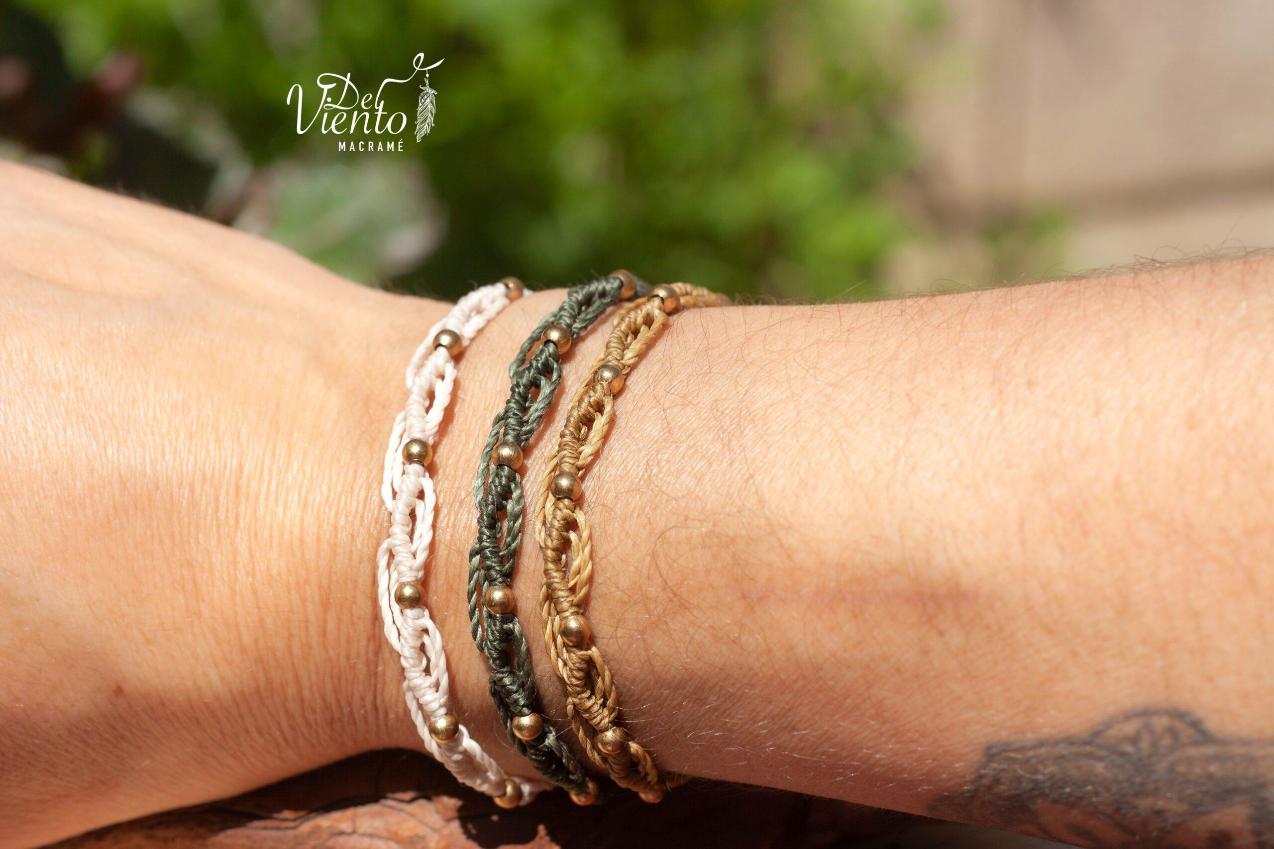 Pulseras de macrame con detalles dorados