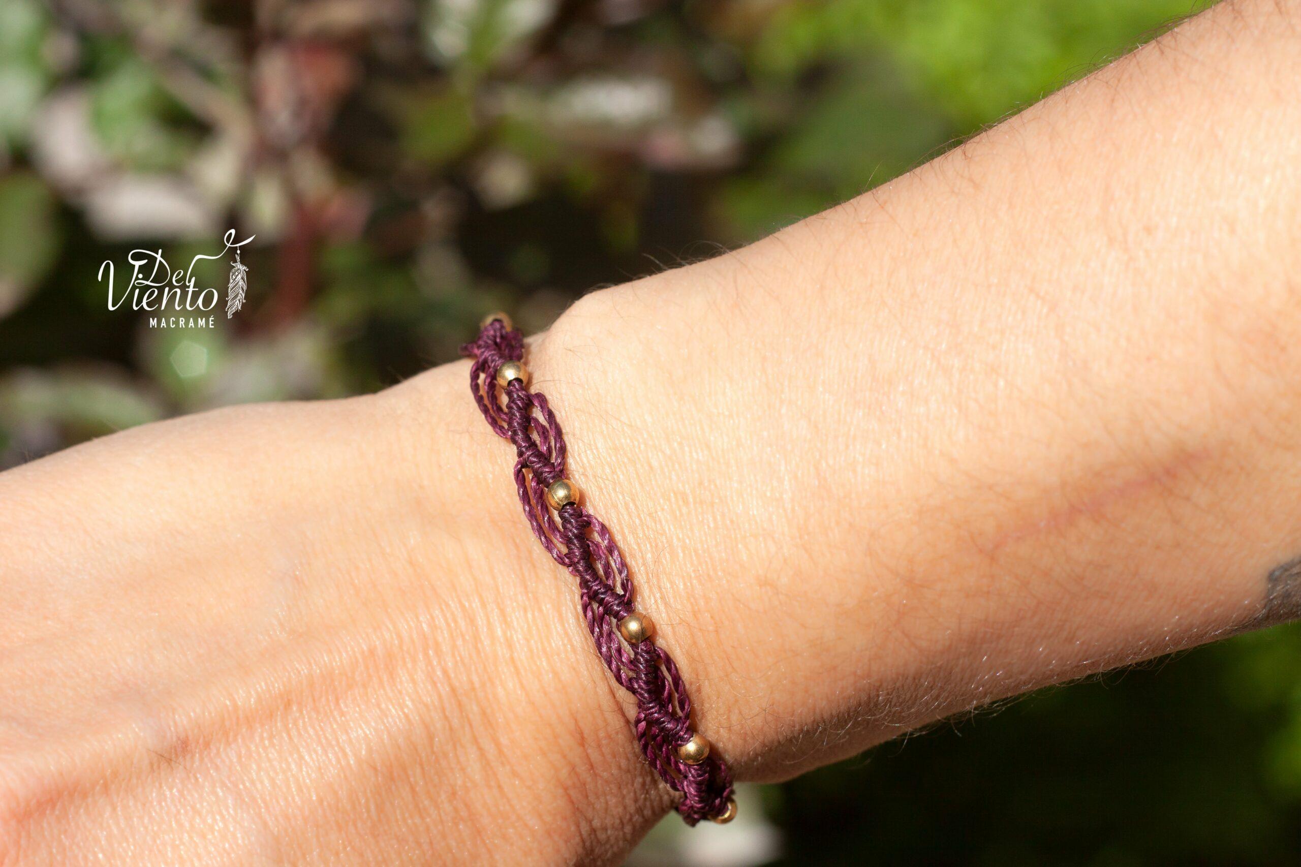 Pulseras de macrame con detalles dorados