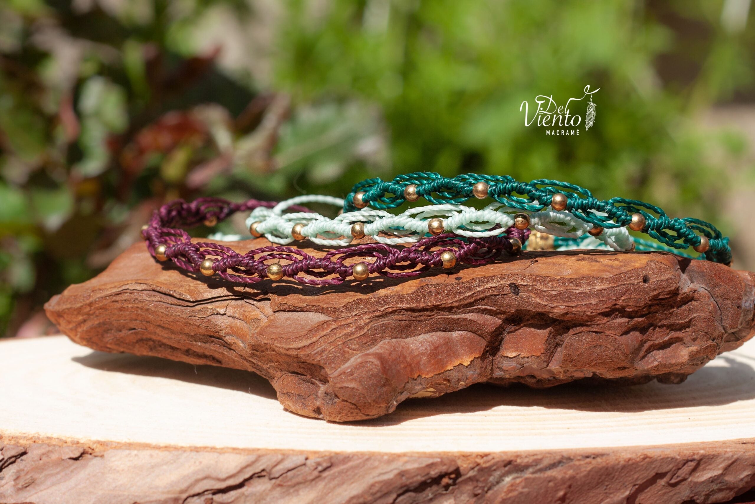 Pulseras de macrame con detalles dorados