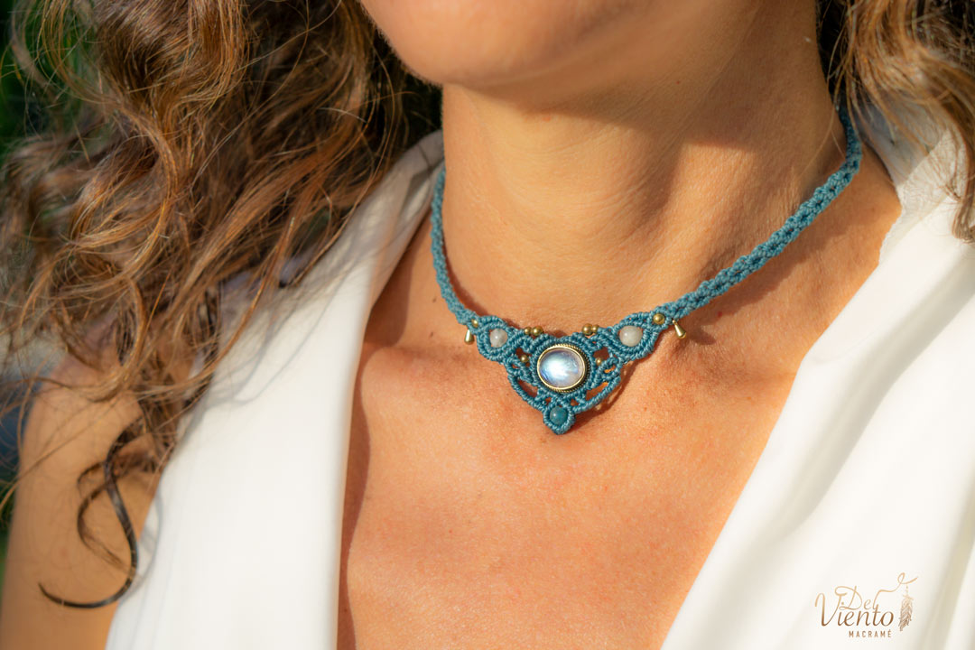 Collar Tiara de macrame con Piedra Luna