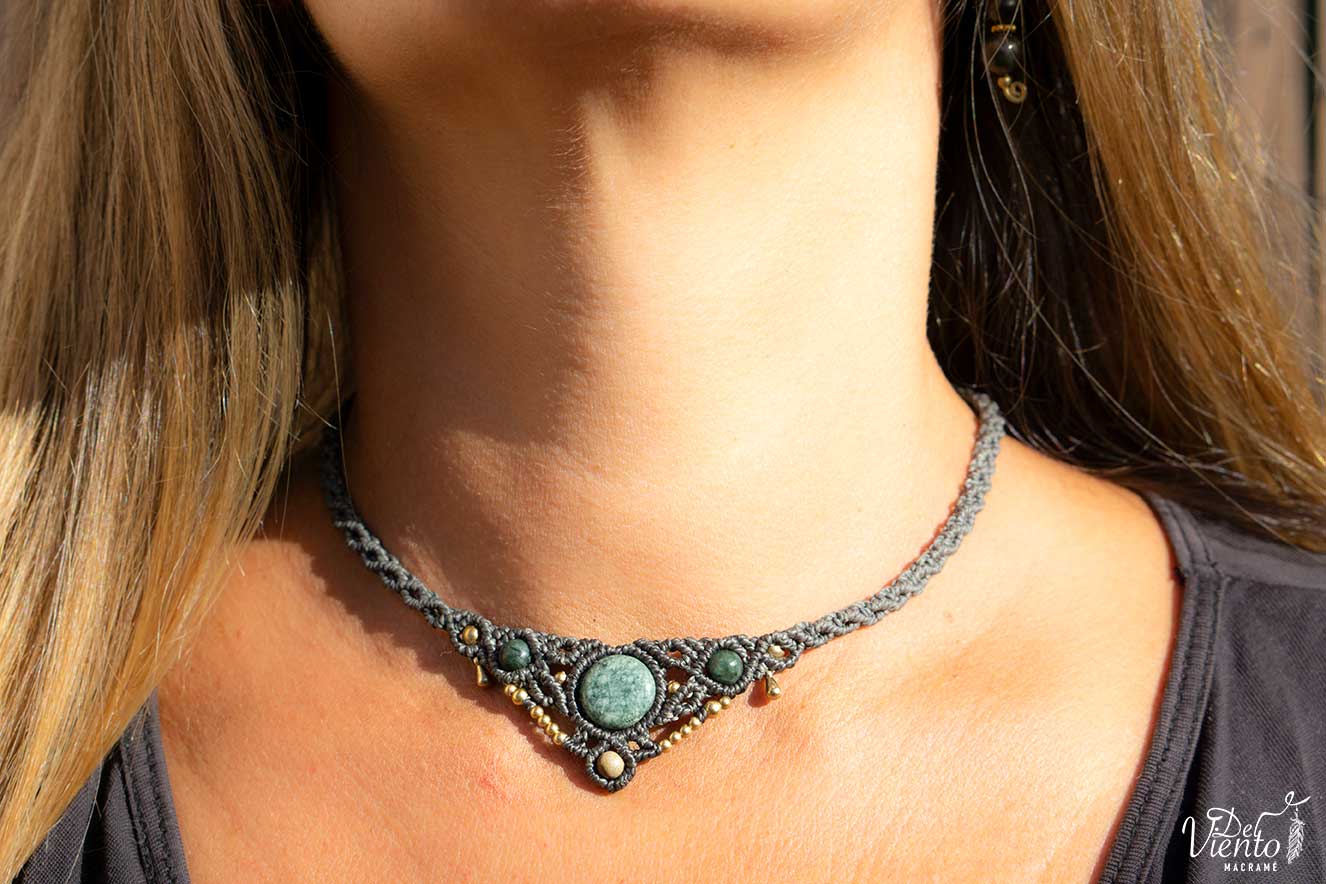 Collar Tiara de macramé con Jade Maya