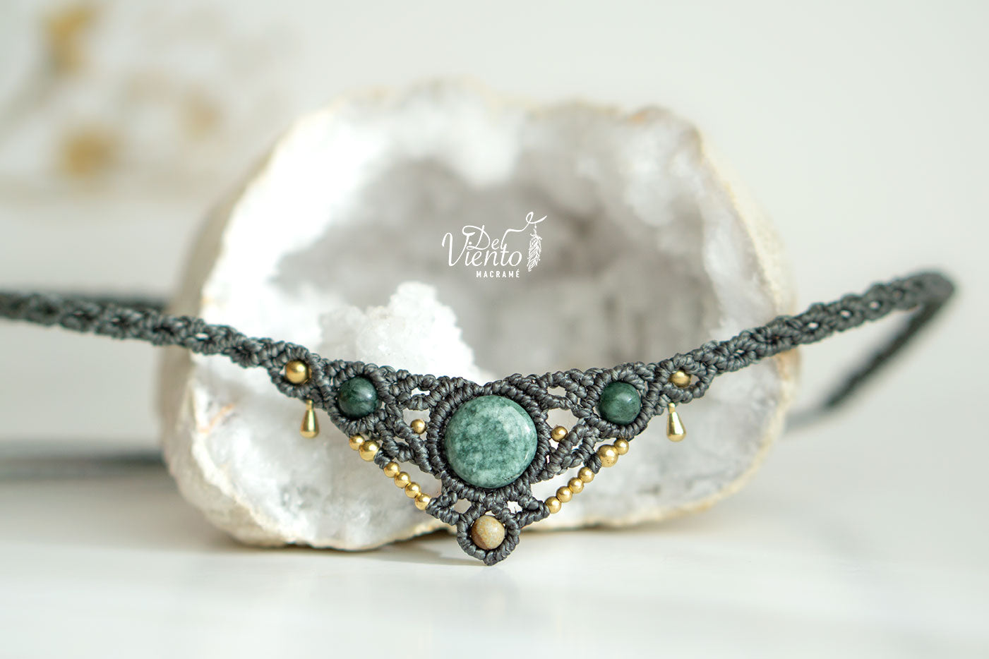 Collar Tiara de macramé con Jade Maya