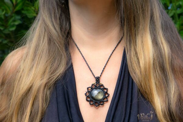 Mandala de macramé SUKHA con Obsidiana Dorada